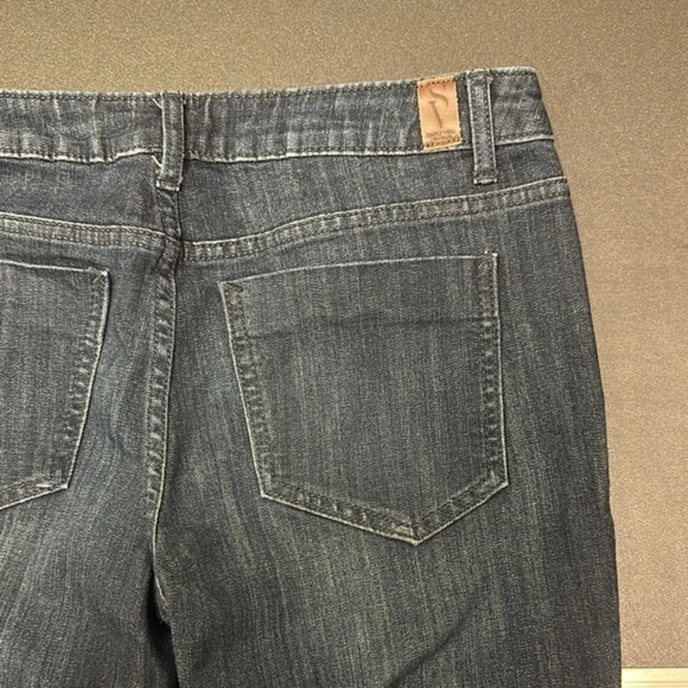 100.  Simply, Vera mid Rise size 6 Blue denim Capri